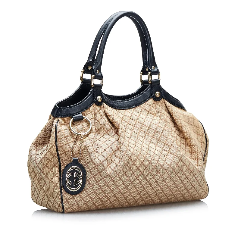 Gucci Marmont bags for women with quilted leather exteriorsGucci Diamante Sukey (dyPEeA)